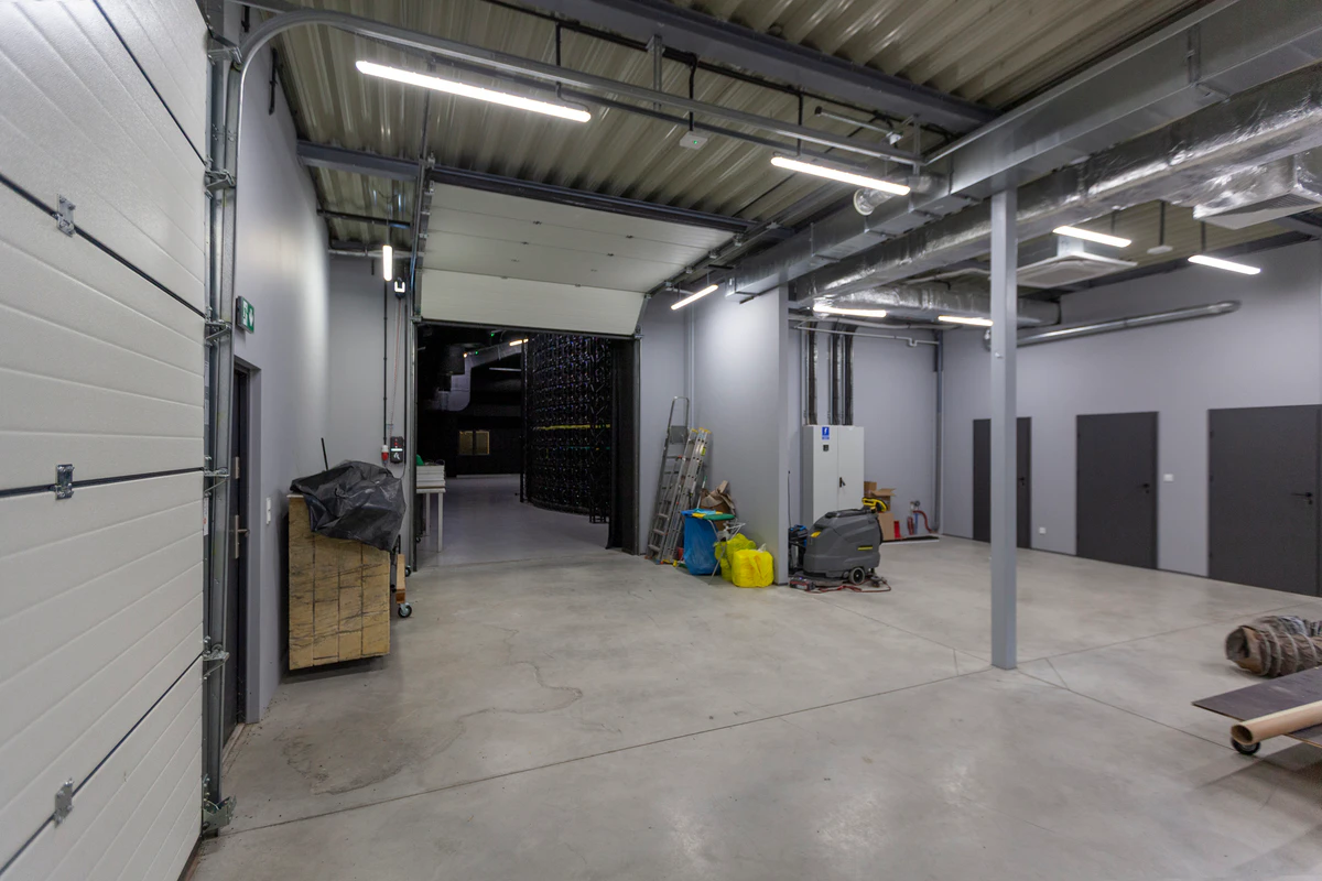 Set workshop with loading doors
