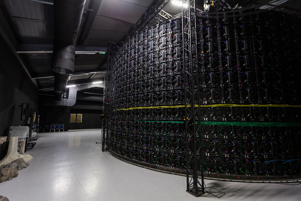 The back of the 100 m² cylindrical LED wall
