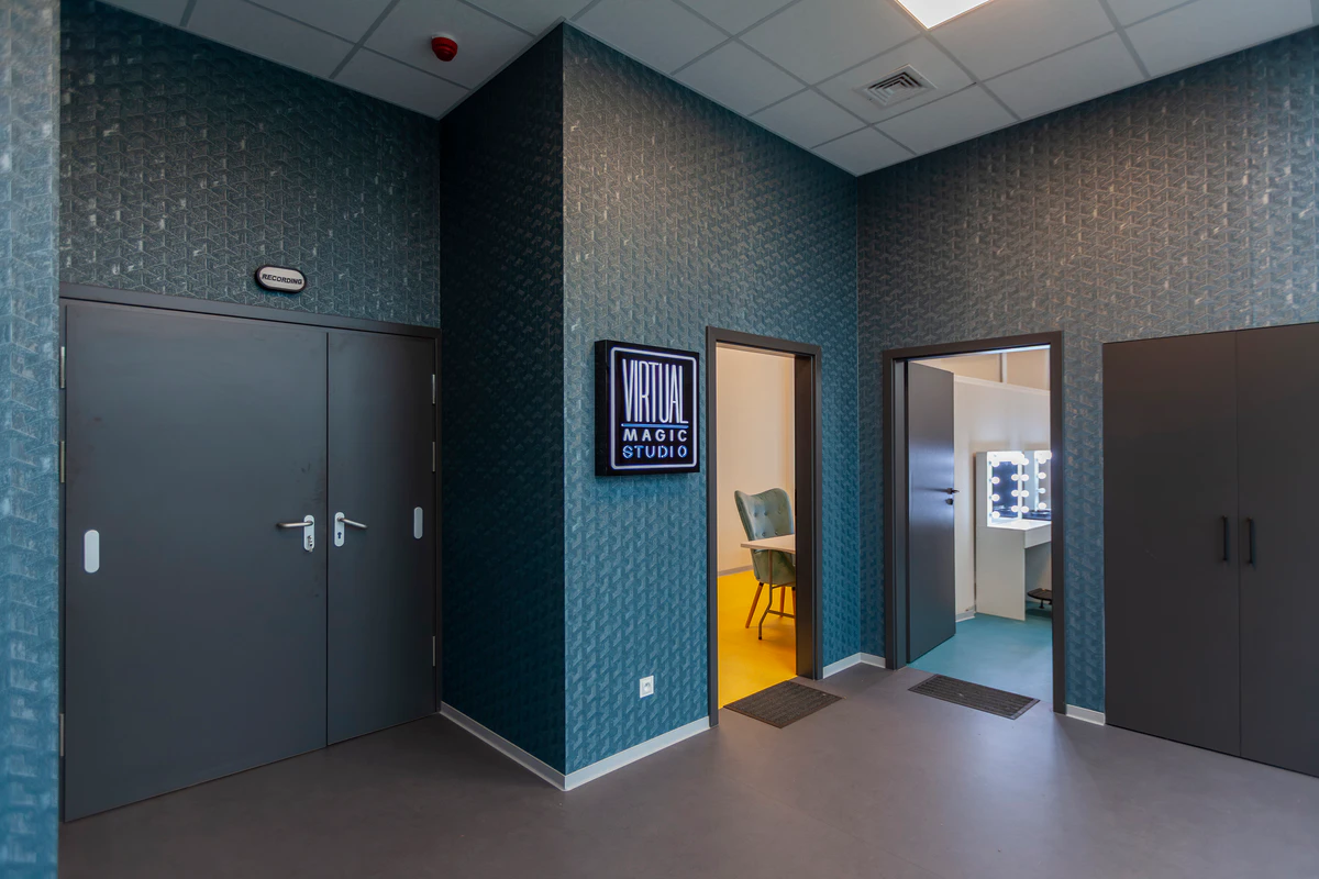Corridor with the Virtual Magic Studio logo and the entrance to a dressing room